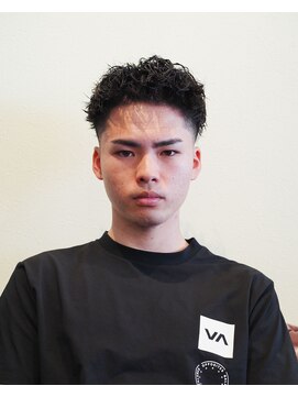 リトルマンバーバーショップ(LITTLEMAN BARBERSHOP) 『アップバングフェード』今時フェザーアップにツイストパーマ！