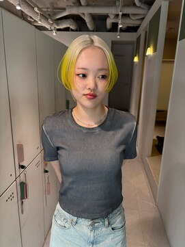 ムーム(Momb) ホワイトベージュからネオンイエローのルーツカラー