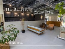 【waiting area】デザイン家具とアートが彩る、上質なリラックススペース