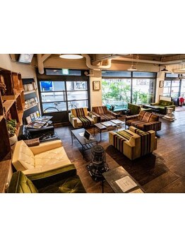 コンセプトは『お客さま&スタッフのもう１つの家』居心地の良さにこだわった店内で癒しのひと時を《池袋》