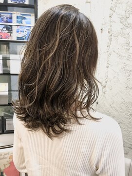 ペネロープ(Penelope) ミディアムレイヤー/ハイライト/ベージュ系 担当 夕島