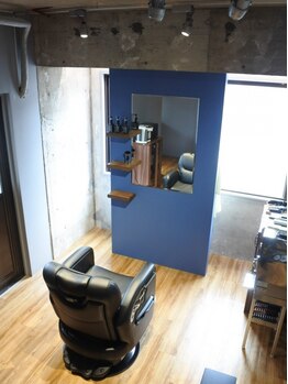 ヒヨシ(HIYOSHI)の写真/【日吉駅徒歩3分】半個室の贅沢空間。美容室で物足りないと感じている方におすすめの〈理容室〉です◎