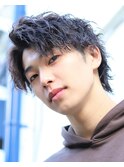 黒髪縦落ちツイストスパイラルパーマアップバングショートウルフ