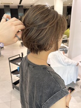 ステア ケース(stair case) 大人白髪ぼかしハイライトミルクティーベージュ丸みショートボブ