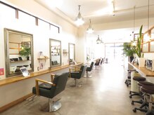 オレガ ヘアー(Orega hair)の雰囲気（9席の広々店内で、開放的な空間ですよ！）