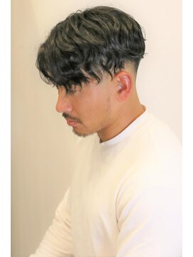 ノイセル(Noisyle) センターパートスパイラルパーマスキンフェード