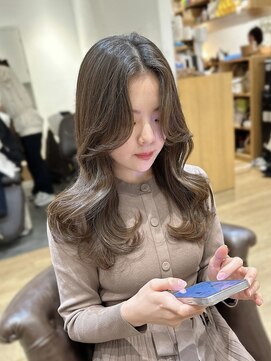 バイオレット ナゴヤ(Violet Nagoya) ロングレイヤーアッシュブラウン顔まわりカット韓国レイヤー