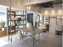 シェル(SHEL+L)の雰囲気（小さなお店ですが店内はとても明るくて開放感があります♪）