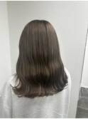 アッシュオリーブグレー×20代ゆるウェーブスタイル