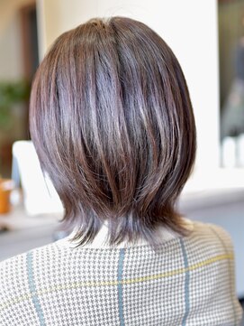 スイ(Sui) 大人ミディアムレイヤー/カシスカラー/40代/50代/Sui hairdesign