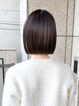 髪質に合わせて薬剤を調整する、『自然でなめらかなストレートパーマ』