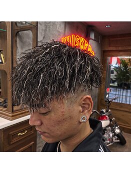 ウィスカーズ(Whiskers)の写真/学生にオススメ！当店でも人気のメニュー、メッシュとツイスパ同時施術が可能◎クーポンでお得に/フェード