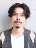 男らしいくせ毛風パーマ大人センターパート