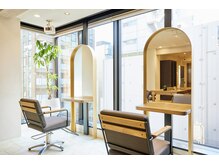 リル 8F 銀座(Rire)の雰囲気（自然光が入るから開放感◎【縮毛矯正】【ショート】【髪質改善】）