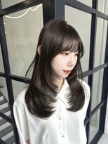 メゾンハル(Maison HALU)&nbsp;ワンカラーで叶えるオリーブグレージュ×ザグザグレイヤー