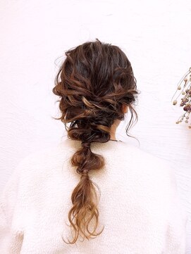 ヘアーズ ギュゼルバヤン(hair’s Guzel Bayan) ふわふわ編みおろしスタイル イメチェン