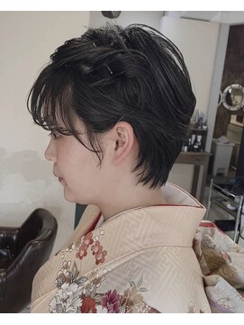 インス(ensue) ensue京都 成人式ヘアセット ショートヘアアレンジおくれ毛 中島