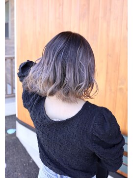 エス(esu) ホワイト系×ハイライトグラデーション