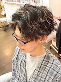 緩めツイストスパイラルパーマメンズセンターパートサーフカール