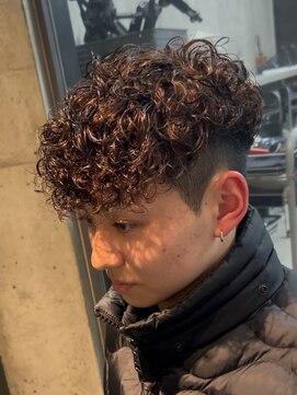 イーラ(era) スペインカール　ツイストスパイラル眉カットメンズパーマ