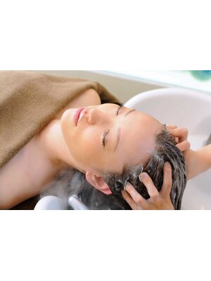 落ち着いた個室で、ゆっくりとした雰囲気の中で、最高のリラックスとヘアケア。