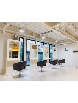 【駅家】東京でのサロン経験がある、実力派スタイリスト在籍！髪のお悩みお気軽にご相談ください◇