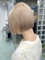 サンクマーケット 渋谷(cinq MARKET)&nbsp;渋谷ブリーチカラーショートボブミルクティーベージュ30代40代