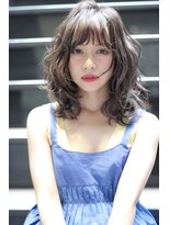 クーエフー(coo et fuu)&nbsp;厚めバングにランダムウェーブのミディアム 藤沢 立体感カラー