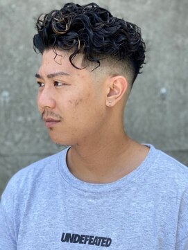 フランクスバーバー アンド ビアークラブ(FRANK'S BARBER and BEER CLUB) スキンフェードハードパーマバーバースタイル