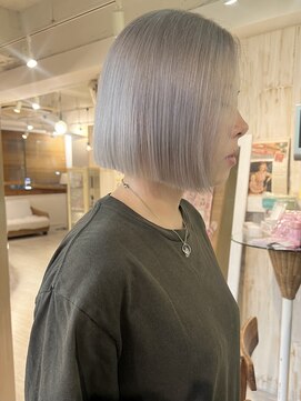 レガロ(REGALO RESORT) SAIMA★ハイトーン/ホワイトシルバー/切りっぱなしボブ