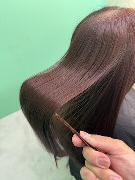 エラ(Ella) バイオレットピンク × ツヤ髪仕上げ