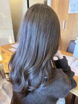 テン(TEN)&nbsp;大人の余裕と可愛らしさが同居する多面的な魅力のロング