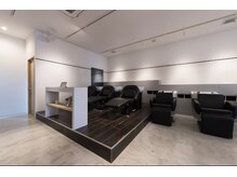 ヘアアンドメイク アース 入間店(HAIR&MAKE EARTH)の雰囲気(シャンプー台は全てフルフラットでおくつろぎいただける空間に♪)