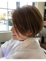 ロニーヘアーアンドネイル(Ronnie) 長め前髪から色気　前下がりショート