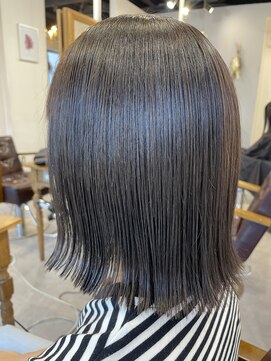 レイリー(LAiLy) オリーブ系切りっぱなしボブ