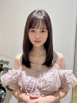 ぱっつん前髪アッシュカラーレイヤーカットミディアムヘア