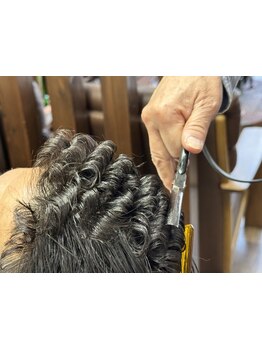 講師歴20年以上のマスターによるアイロンパーマで、どこから見てもカッコよく♪朝のスタイリングも簡単！