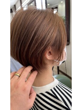 ヘアメイクアクト 都賀店 抜け感コンパクトショートボブ 耳掛けver