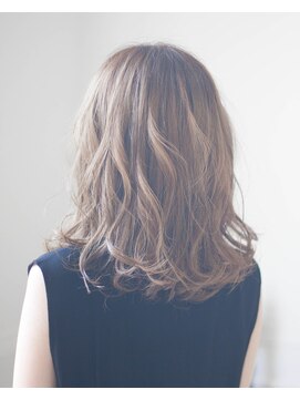 リリー ヘアー デザイン(LILY HAIR DESIGN) Wカラーでシルキーベージュ　ミディアムスタイル