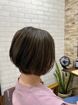 ハサミバイアトリエナガノ 千葉(8sami by atelier nagano) ショートボブ/センターパート/ツヤ髪/グラデーション/イヤリング