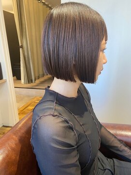 20代30代前下がりショートツヤ感ボブウルフレイヤーカット