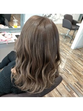 ストーリー(STORY) シルバーベージュでふんわり巻き仕上げ