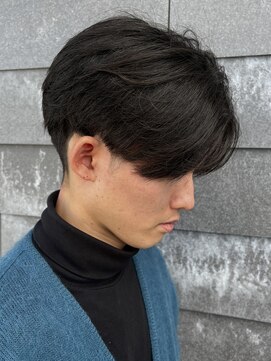 ヒュイル バイ ニアウ(Hwyl by Niau) MEN’S HAIRセンターパートスパイラルパーマニュアンスパーマ