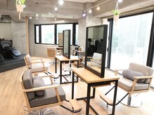 ファム(fam.)の雰囲気（光の入る明るい店内です♪）
