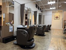 ヘアーパーク マンボ(HAIR PARK MAMBO)の雰囲気（天井も高く広々とした店内！【髪質改善/ハイライト】）