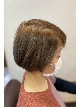 トイロヘアー(toiro hair) ハイトーンでカラーを楽しむショートグラボブ