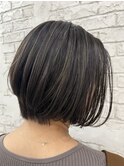 ダークグレー白髪ぼかしハイライトボブスタイル
