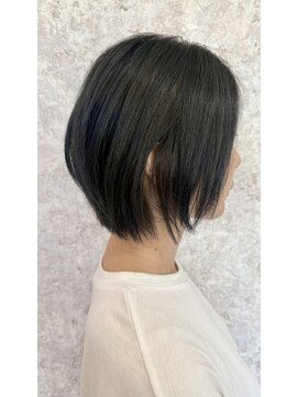 シュガービー(SUGAR-B) 透明感ブルーシルバーショートボブ