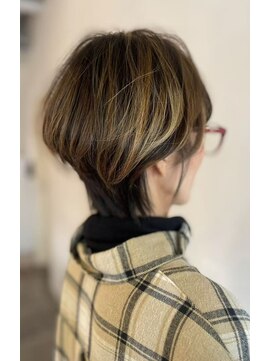 大人ショート×白髪ぼかしハイライト