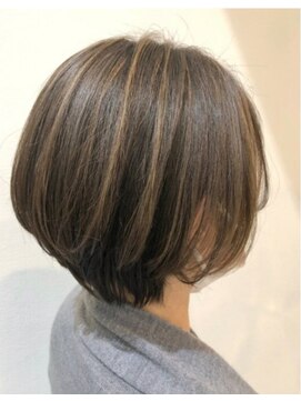 セラ(SERA) ショートスタイルにハイライト